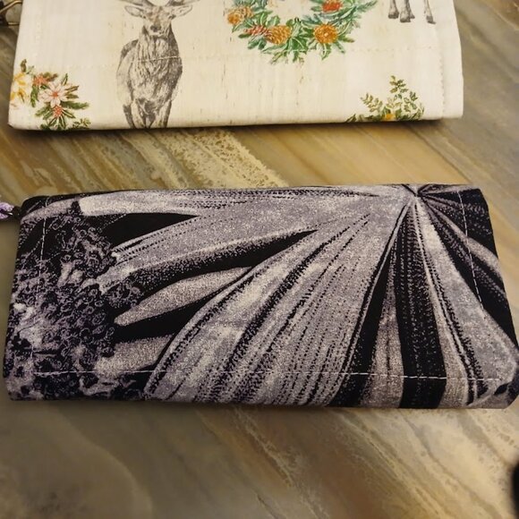 New Clutch Wristlet Wallet Purple Gray Black Floral Leaves Trifold Zippy Pouch - Picture 2 of 6